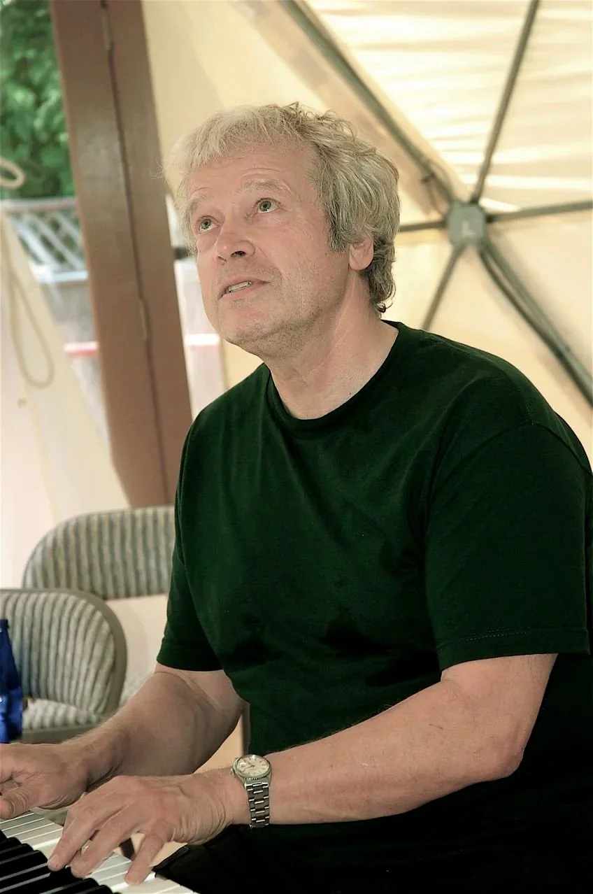 Bob singing