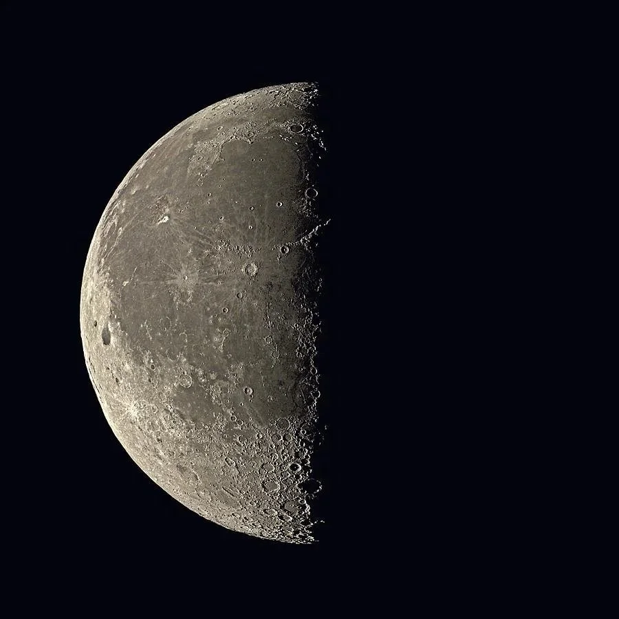 last-quarter-moon-eckhard-slawik.jpg