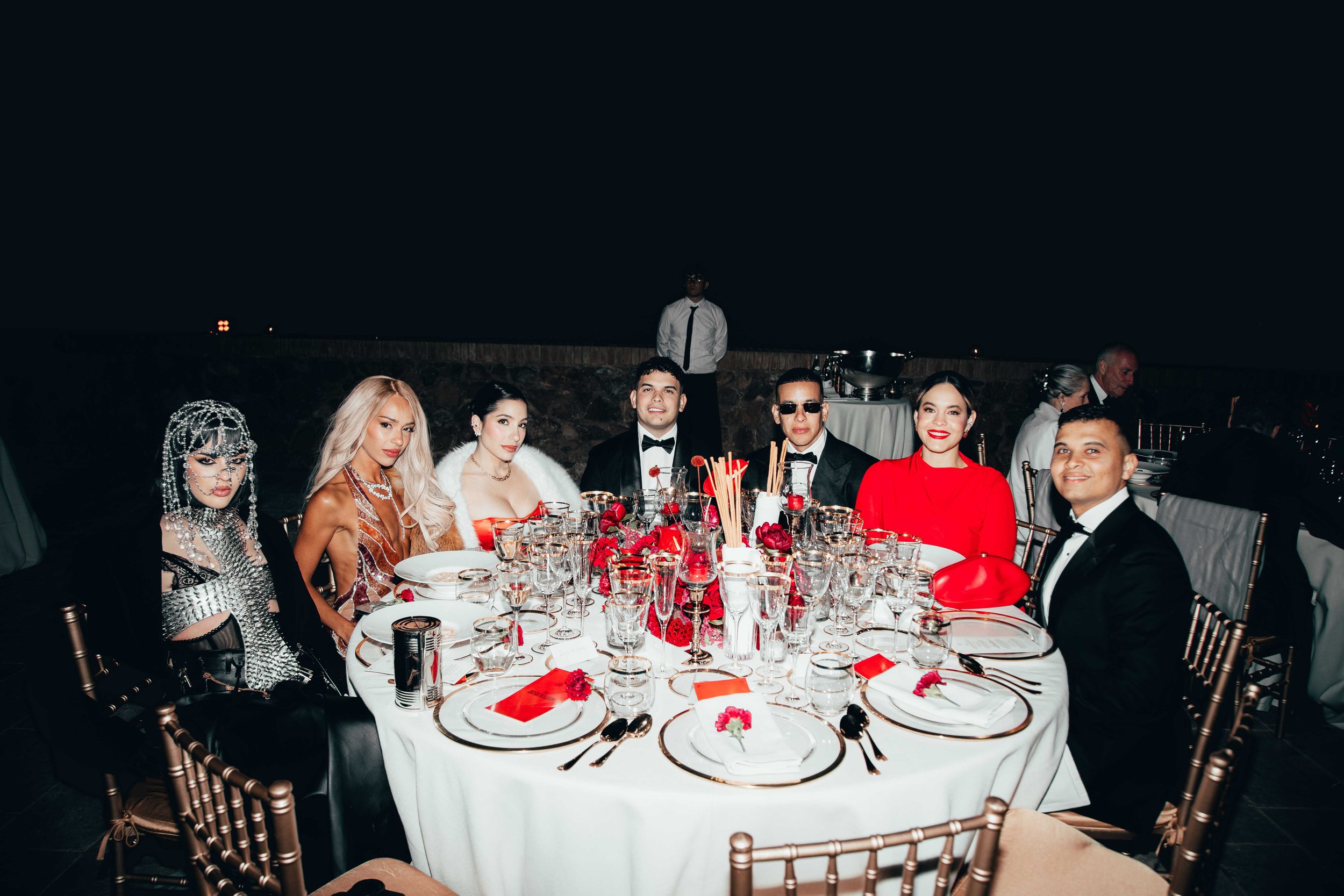 Larissa y Emmett, clientes de Laurie, recién casados alejándose del altar.