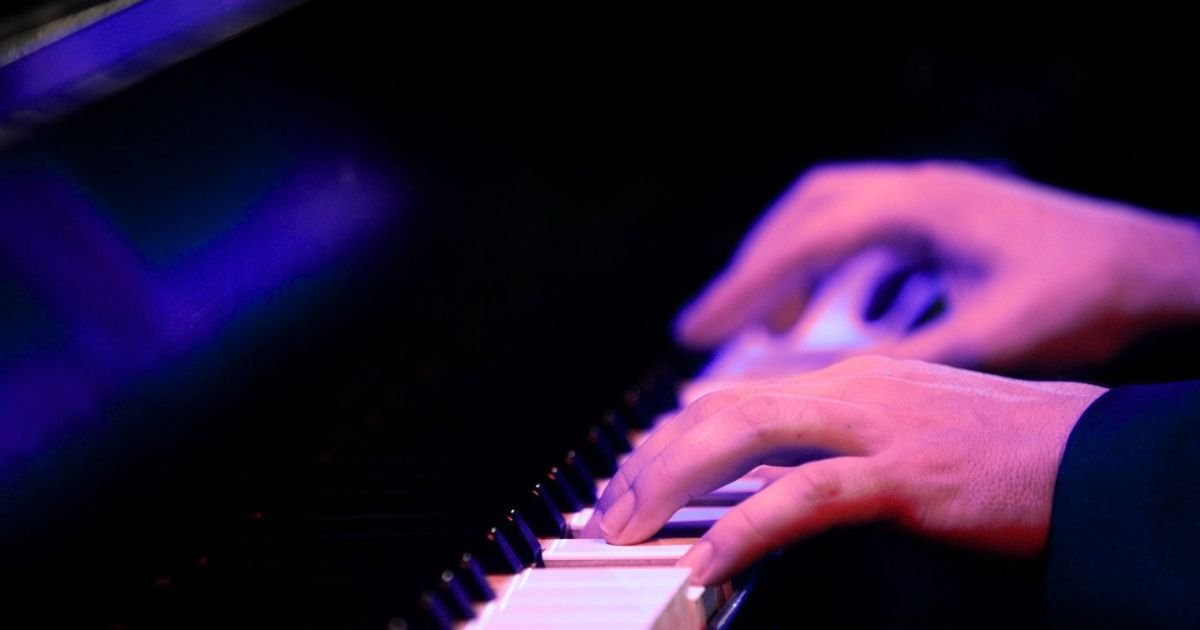 Dan's hands on the keys close up