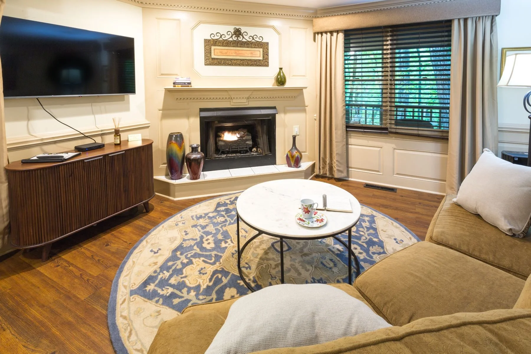 cupids-hideout-fireplace-sitting-area.jpg
