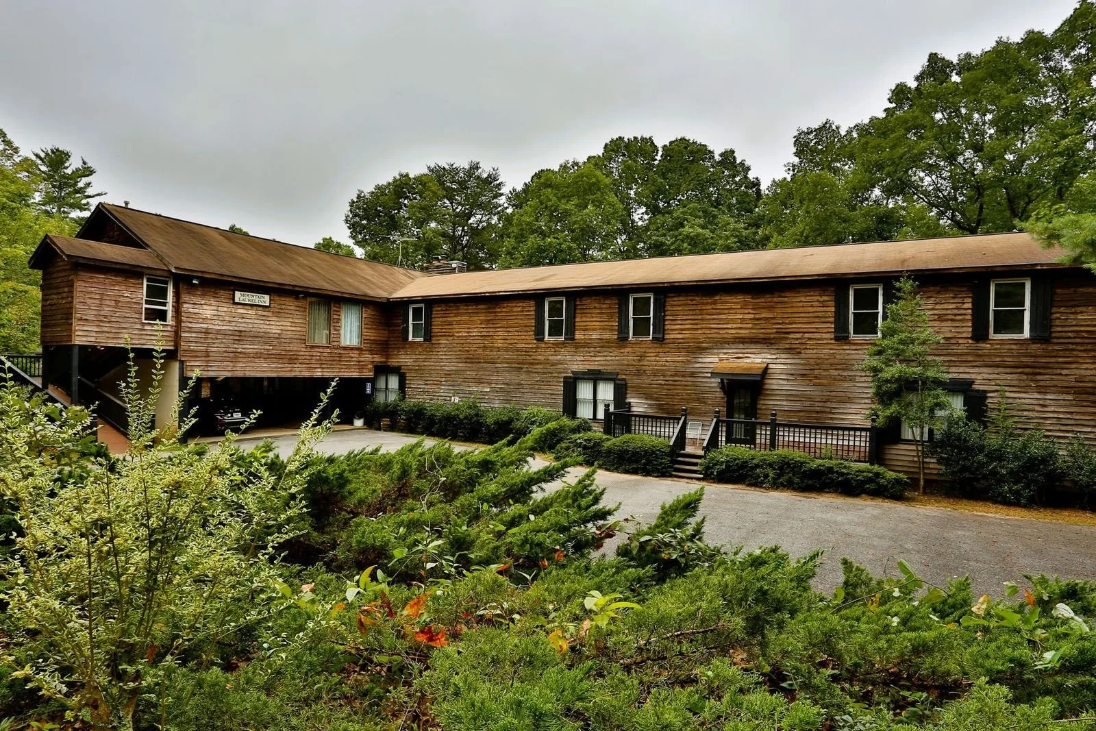 Exterior of Mountain Laurel Inn in Dahlonega