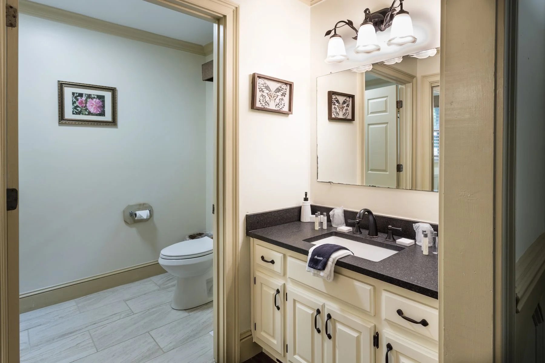 cupids-hideout-private-bathroom.jpg