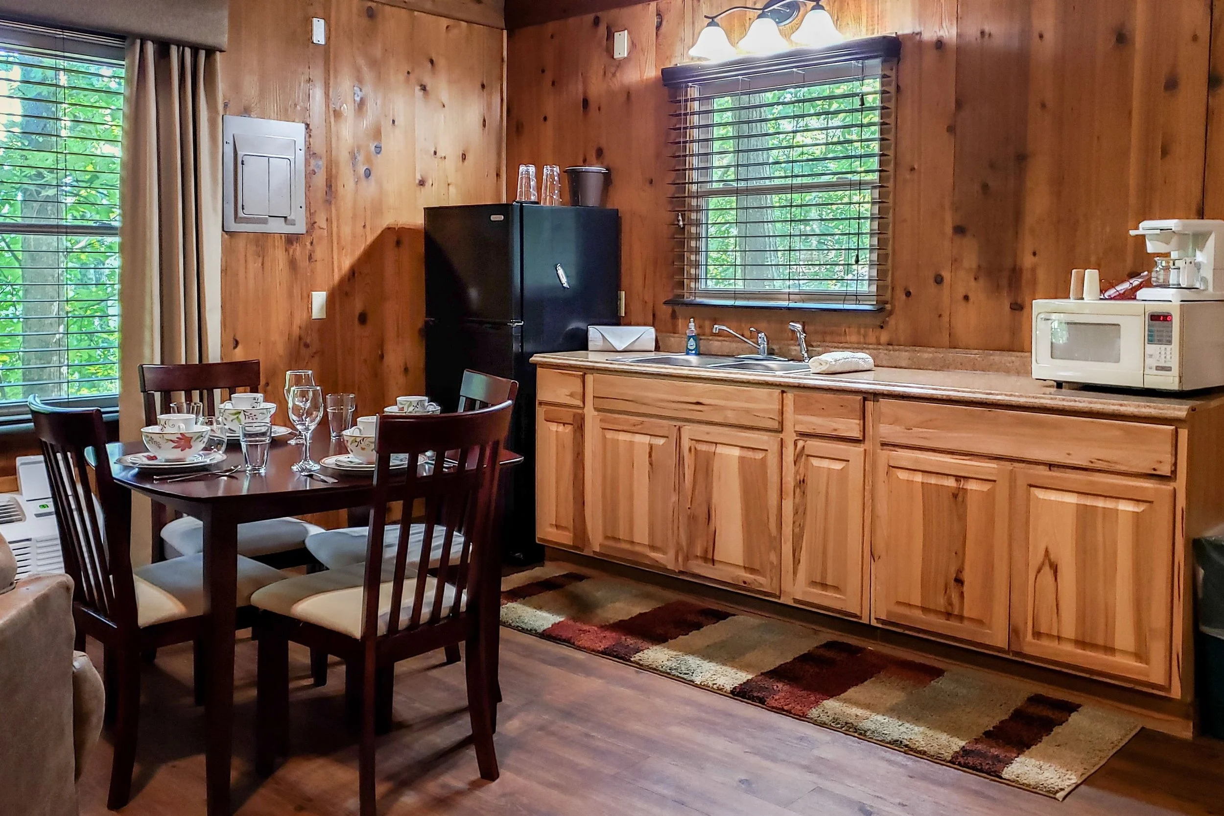 deluxe-dbl-kitchenette-table.jpg