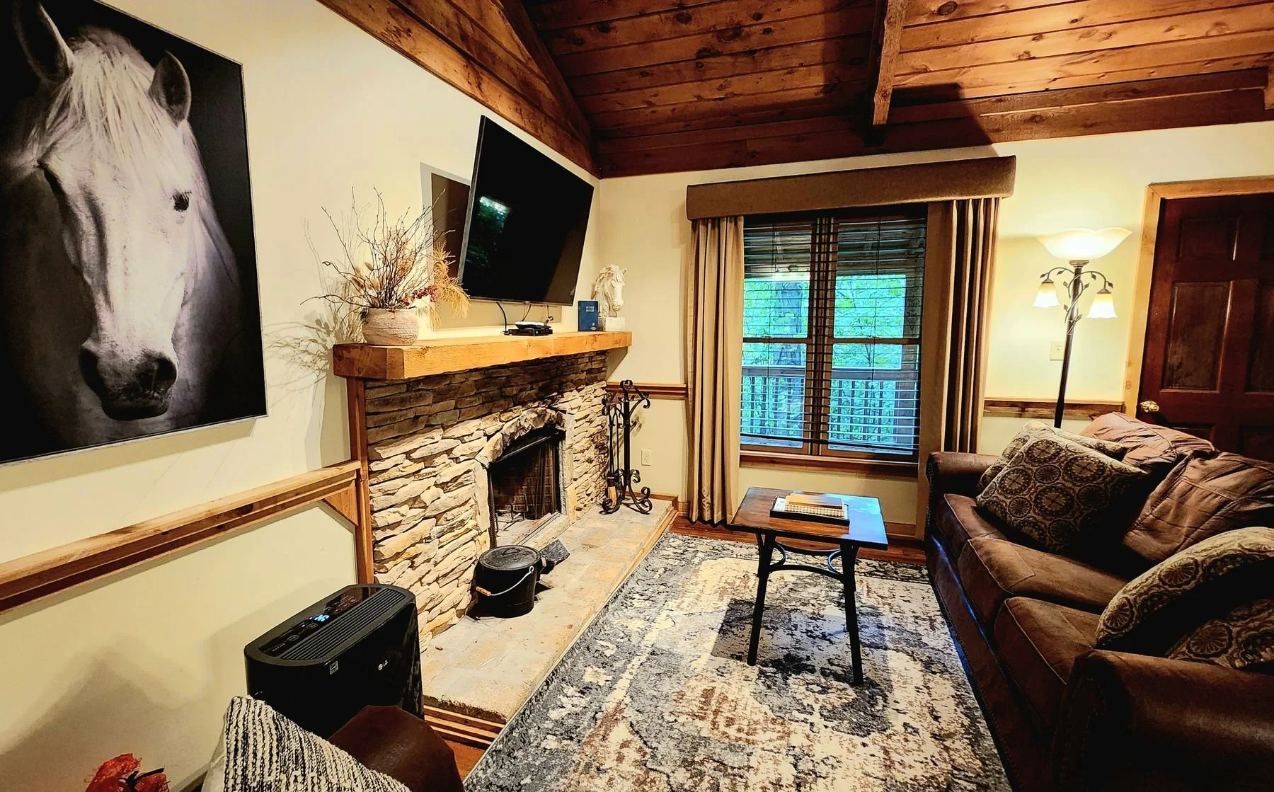 lovebird-cabin-living-room-fireplace.jpg