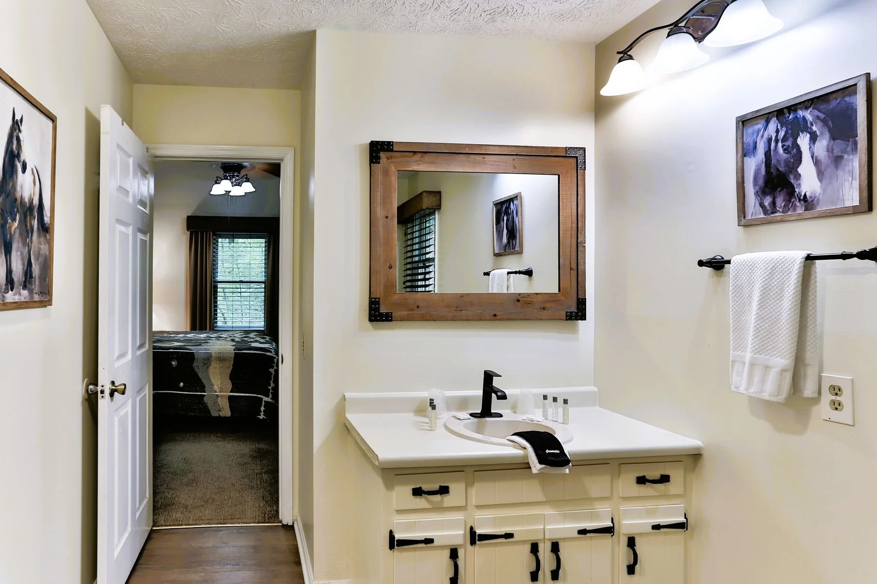 family-cabin-bathroom-forrest-hills-resort.jpg