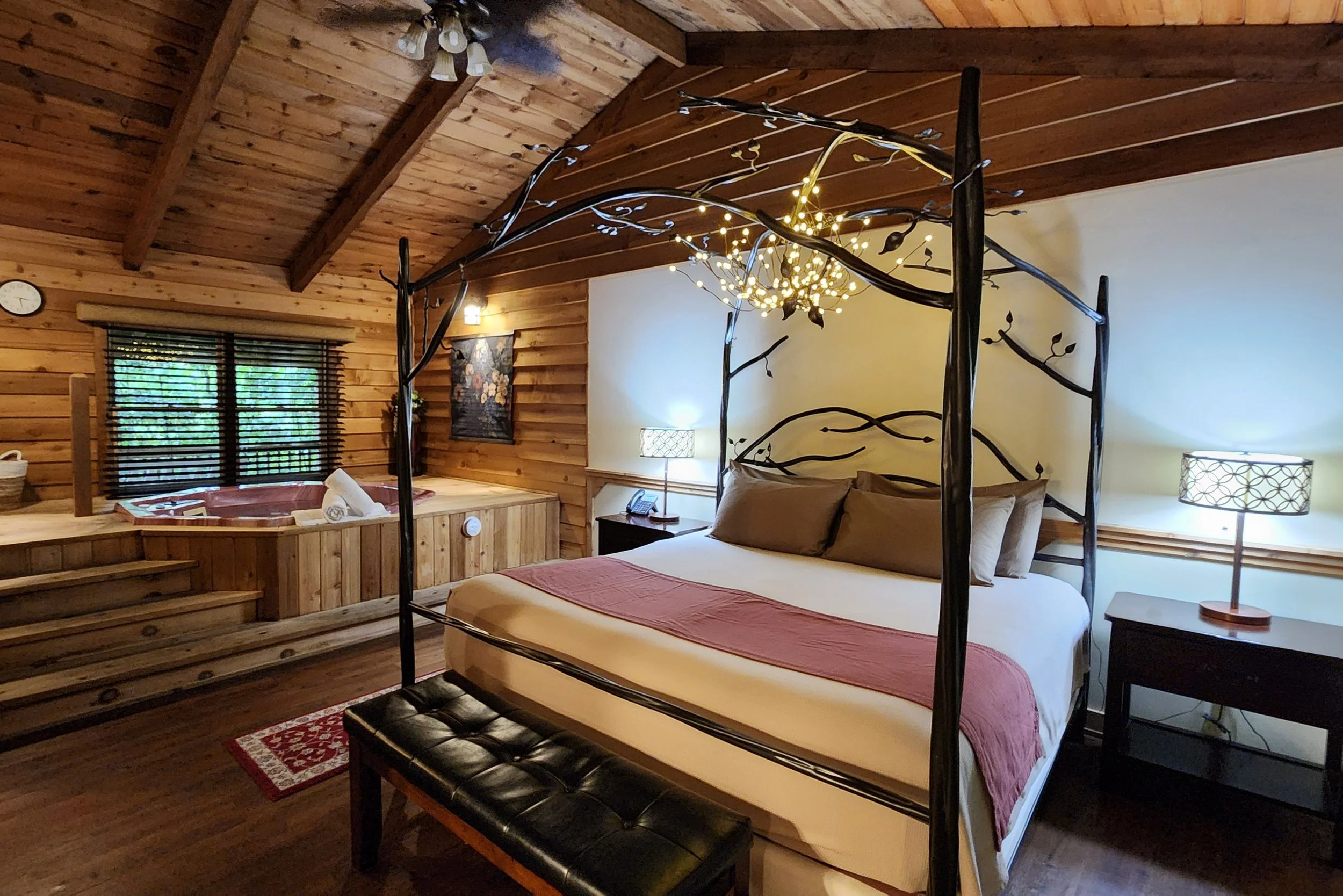 Romantic hot tub cabin in Dahlonega