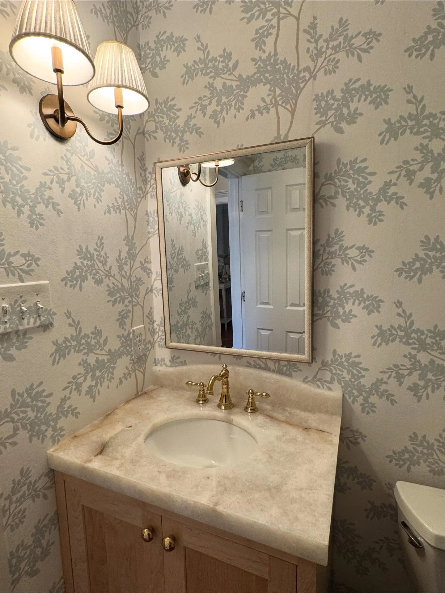 I love a powder bathroom so much!! This was such a fun transformation 🤍🙌🏻🥰 @jennymcglothin_realtor wanted to refresh their space and we did just that &mdash; right in time for the holidays too 👻😶&zwj;🌫️ 🦃 🎄 🙌🏻
.
.
.
#interiordesign #before