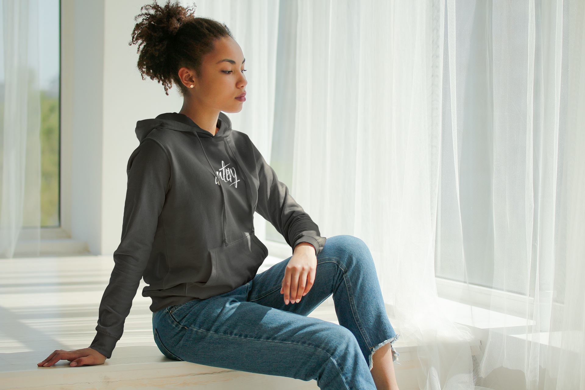 pullover-hoodie-mockup-featuring-a-woman-posing-at-home-5327-el1.png