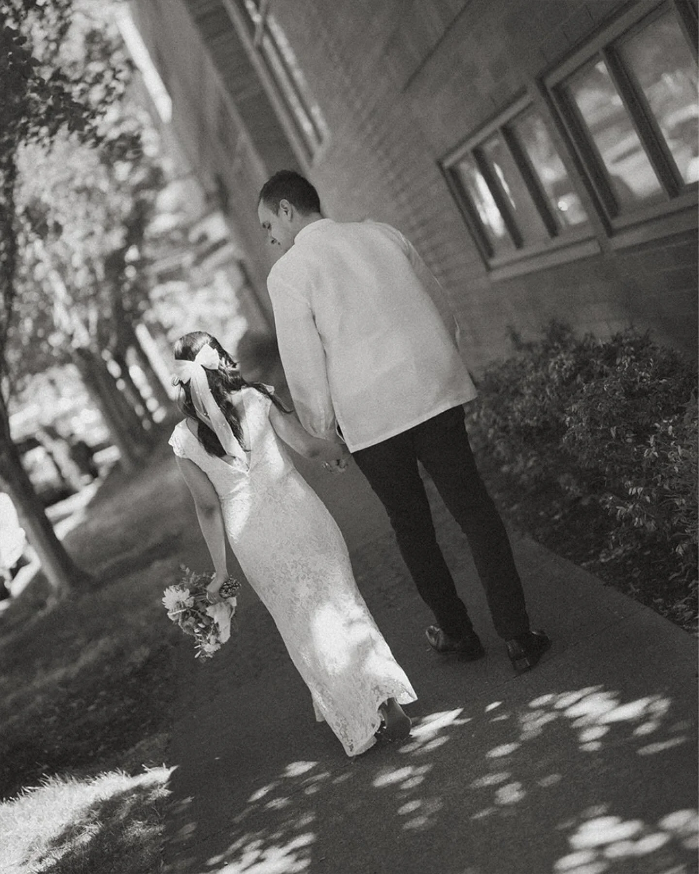Ge-ann &amp; Patrick&rsquo;s courthouse elopement was a dream on a sunny afternoon <3 full of laughter and inside jokes . Such a joy !
.
.florals by @backyardbannan 🫶🏻
.
.
#elopmentphotographer #elopement #elope #washingtonelopementphotographer 