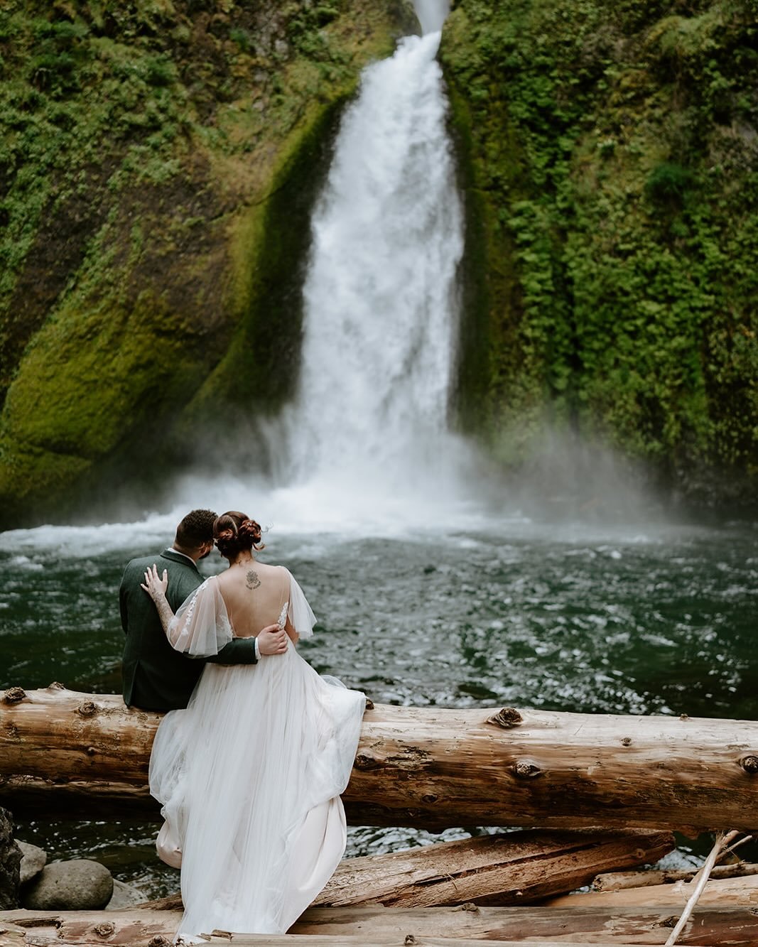 Waterfall kisses 🫶🏻.
.
.
.
#elopmentphotographer #oregonweddingphotographer #oregonelopementphotographer #oregonelopement #portlandweddingphotographer