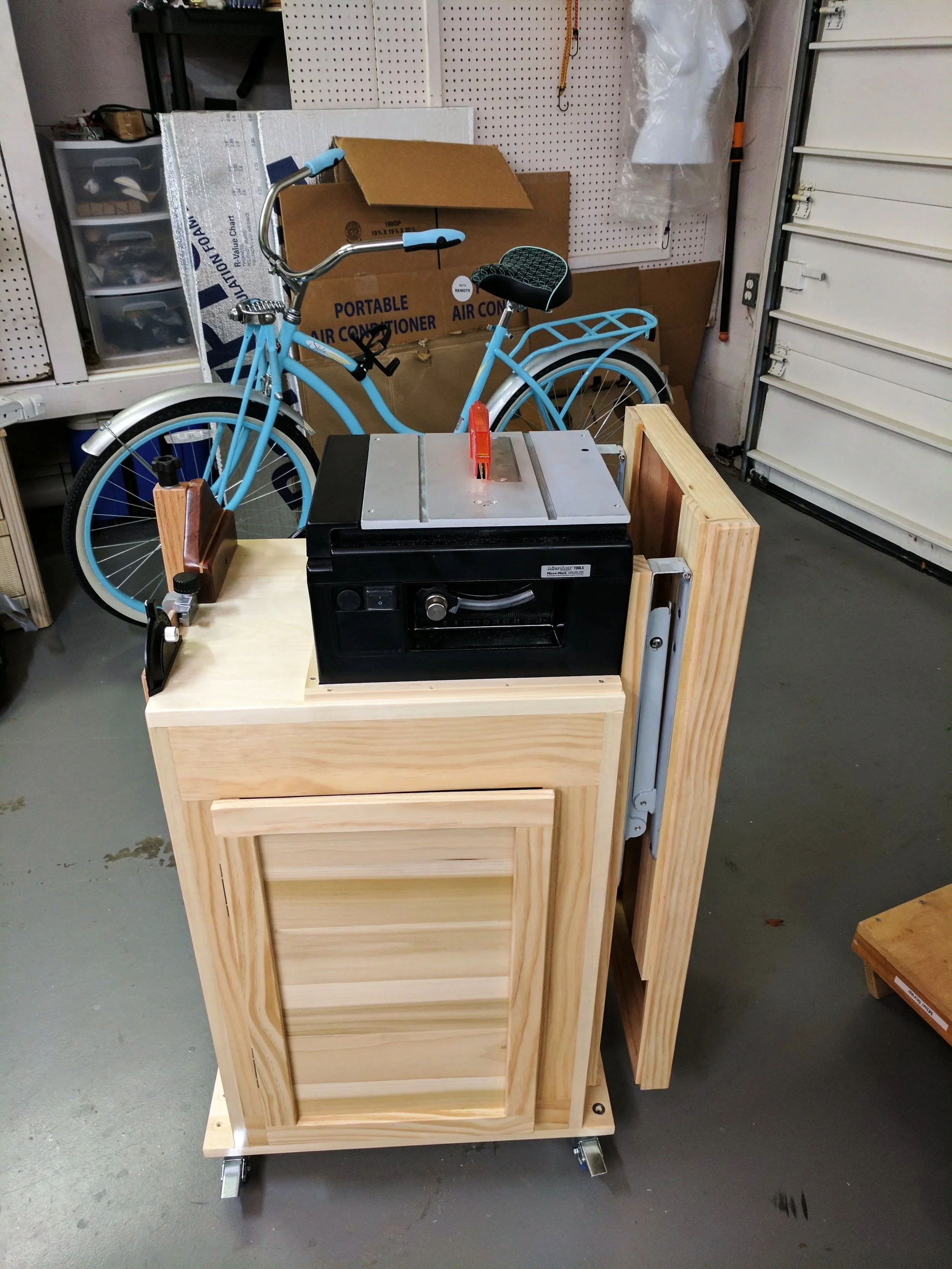 Rolling hobby saw with fold out extension
