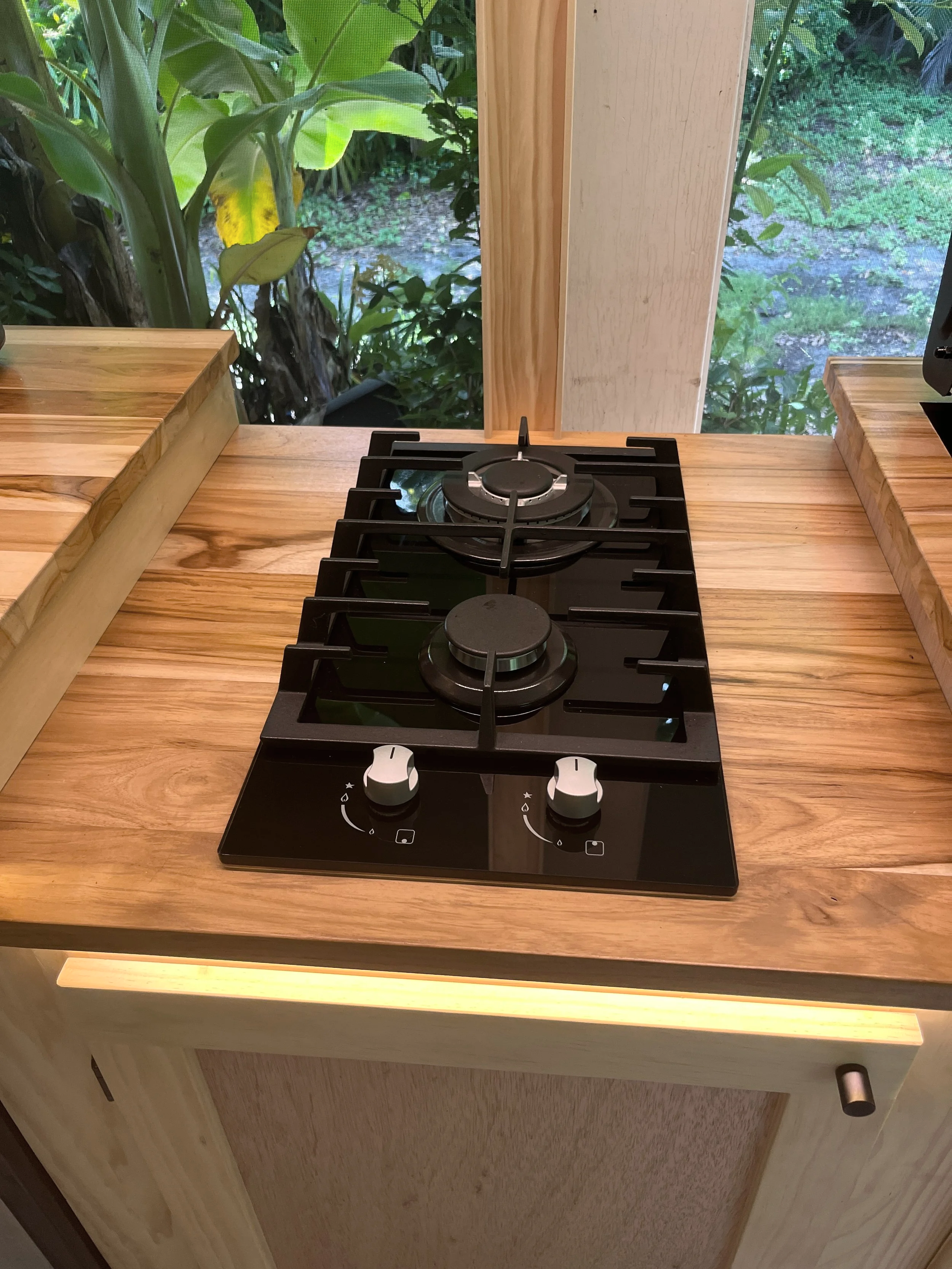 Integrated two-burner gas cooktop in a modular outdoor kitchen