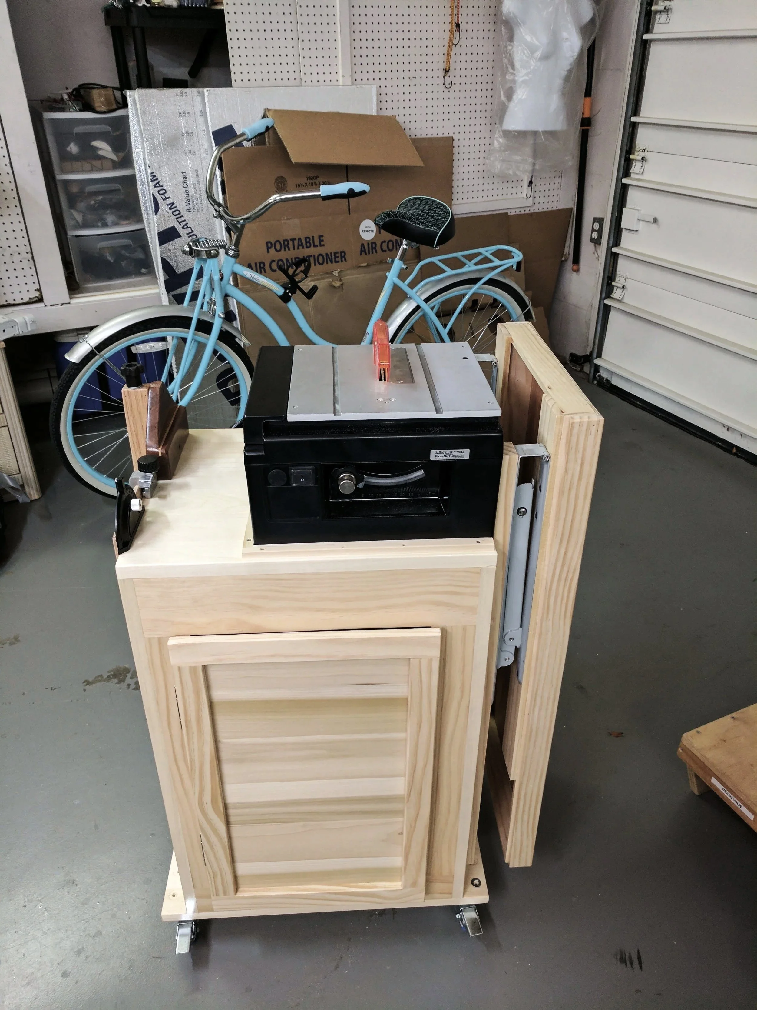 Rolling hobby saw with fold out extension