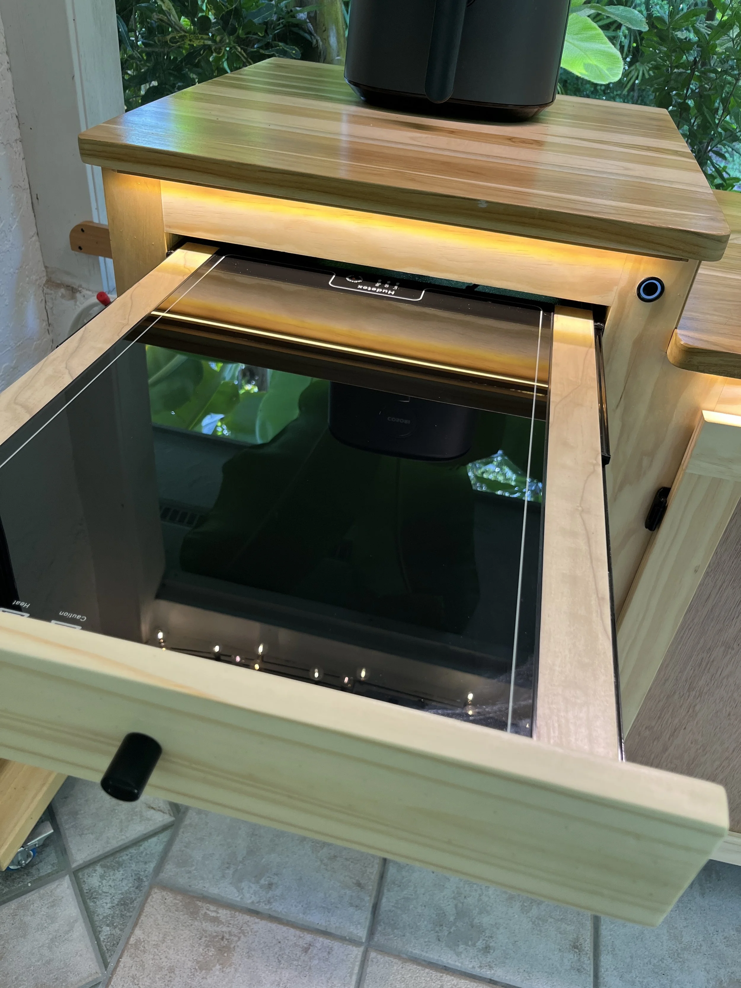 A slide out warming station is great for serving hot restaurant quality food.