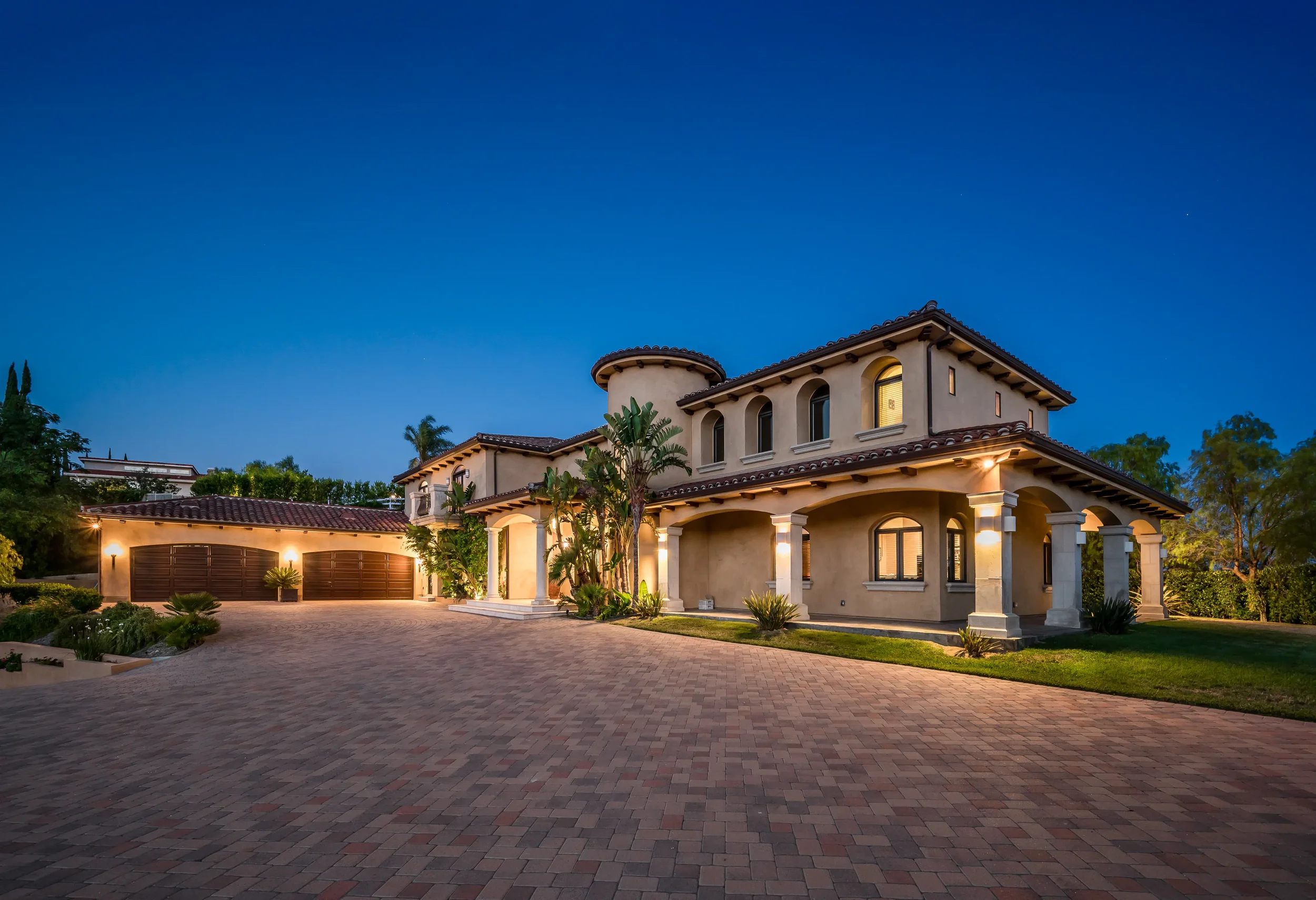 exterior-shot-of-a-luxury-home-in-hidden-hills-ca-2026-03-18-05-41-14-utc.webp