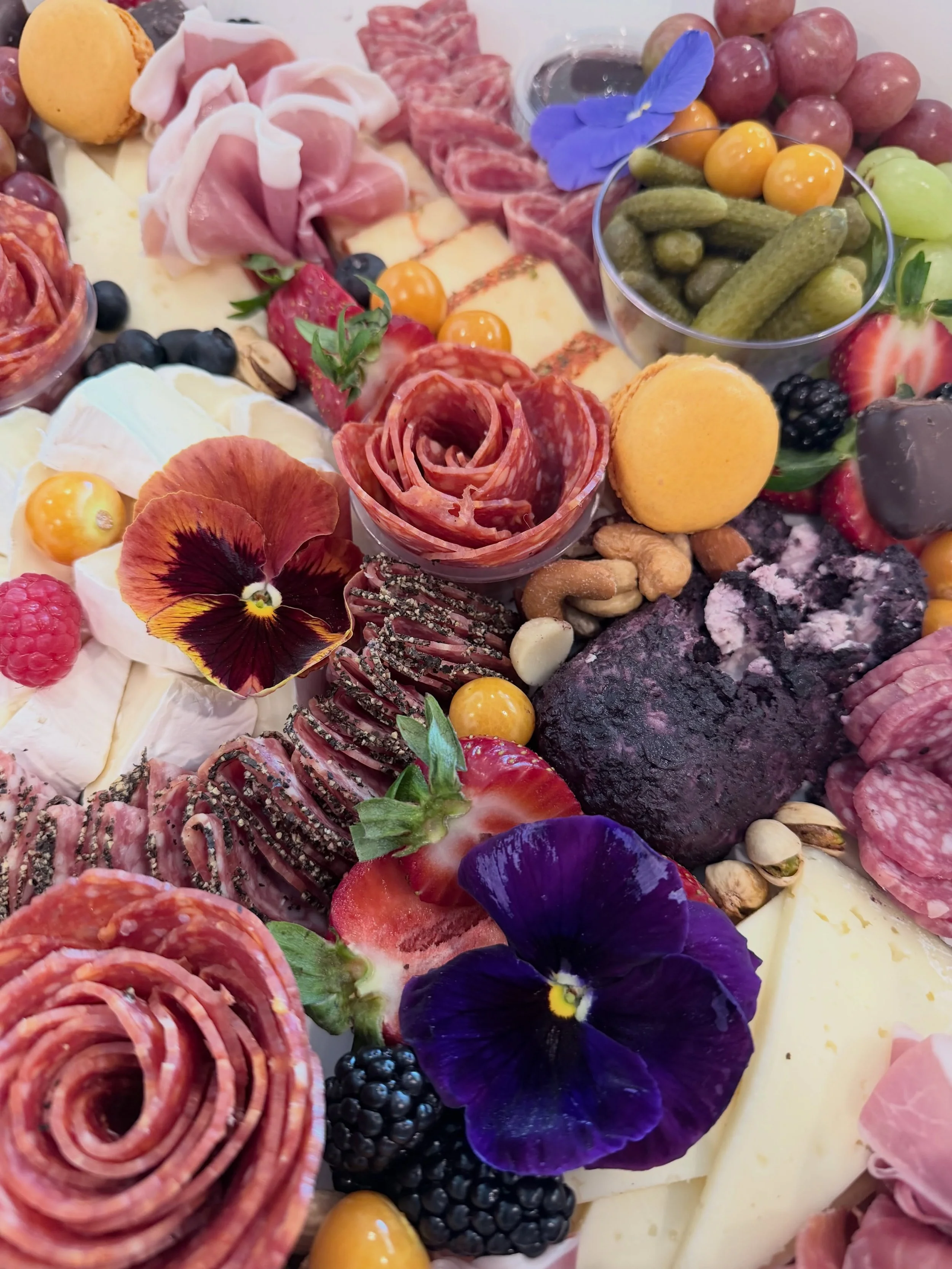 A little bit of everything. 😍

#lasvegascharcuterie #hotelsetup #grazingboard #vegascatering