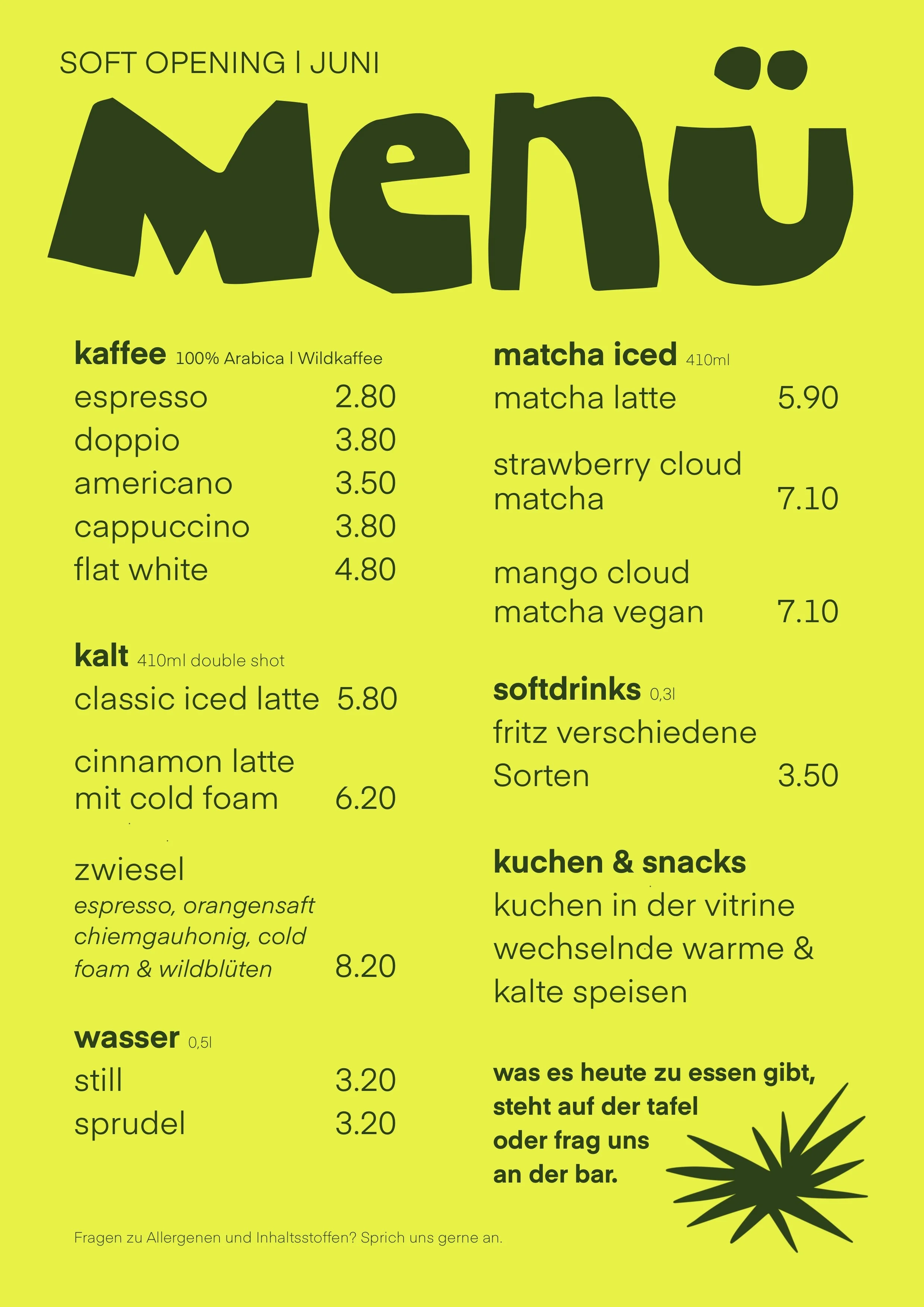 Ein gelber Menükarten mit verschiedenen Kaffee- und Getränkeangeboten sowie Kuchen und Snacks. Das Menü umfasst Kaffeearten wie Espresso, Doppio, Americano, Cappuccino, Flat White, kalt mit Double Shot, Wasser Still, Softdrinks und Kuchen in der Vitrine.