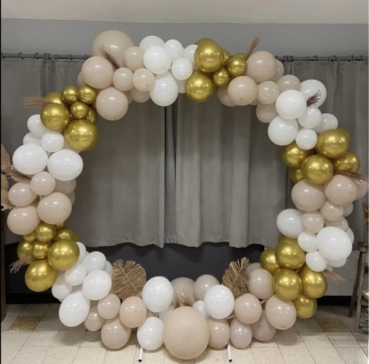 Arche de ballons blanc, beige et doré pour le premier anniversaire d’un enfant, idéale pour une décoration élégante et un coin photo sur la Côte d’Opale.