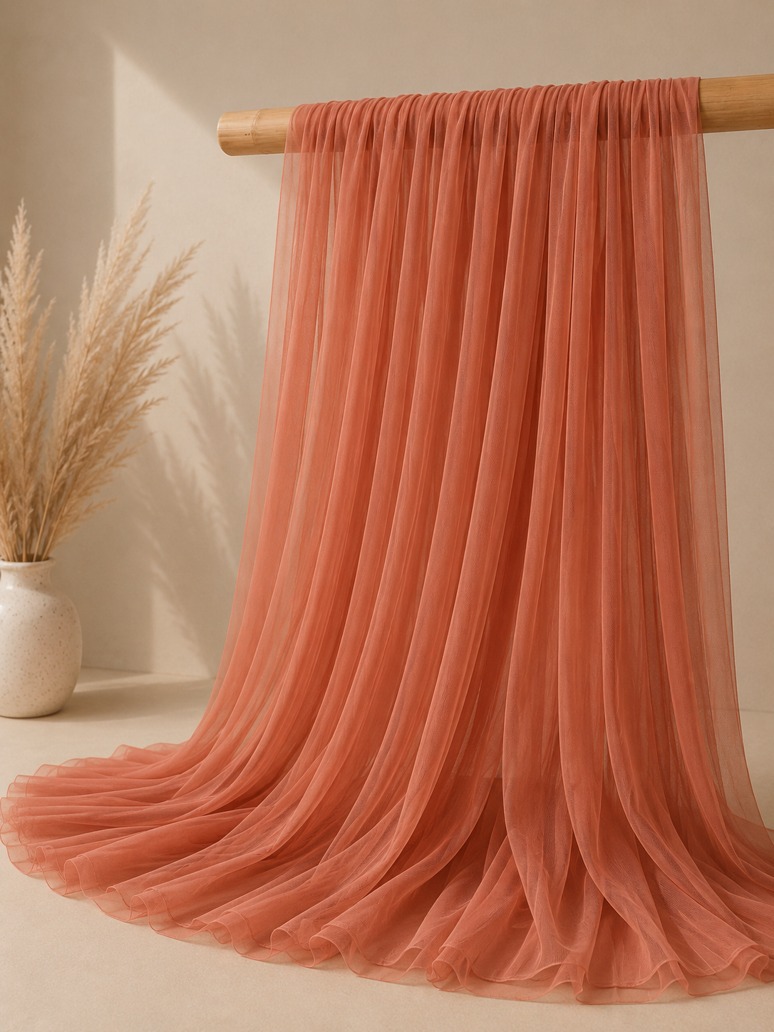 Voilage terracotta en location pour arche de mariage, cérémonie laïque, fond photo ou décoration de salle. Idéal pour une ambiance bohème, chaleureuse et élégante. Disponible chez Les Jolis Instants sur la Côte d’Opale.
