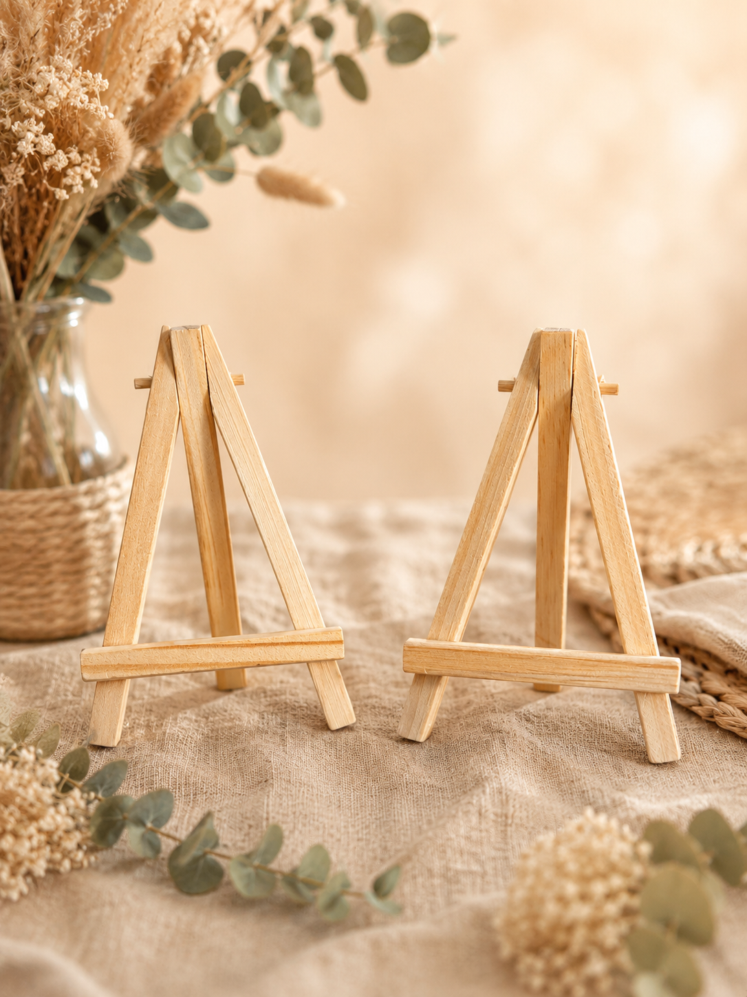 Lot de mini chevalets en bois en location pour décoration d’événement.

