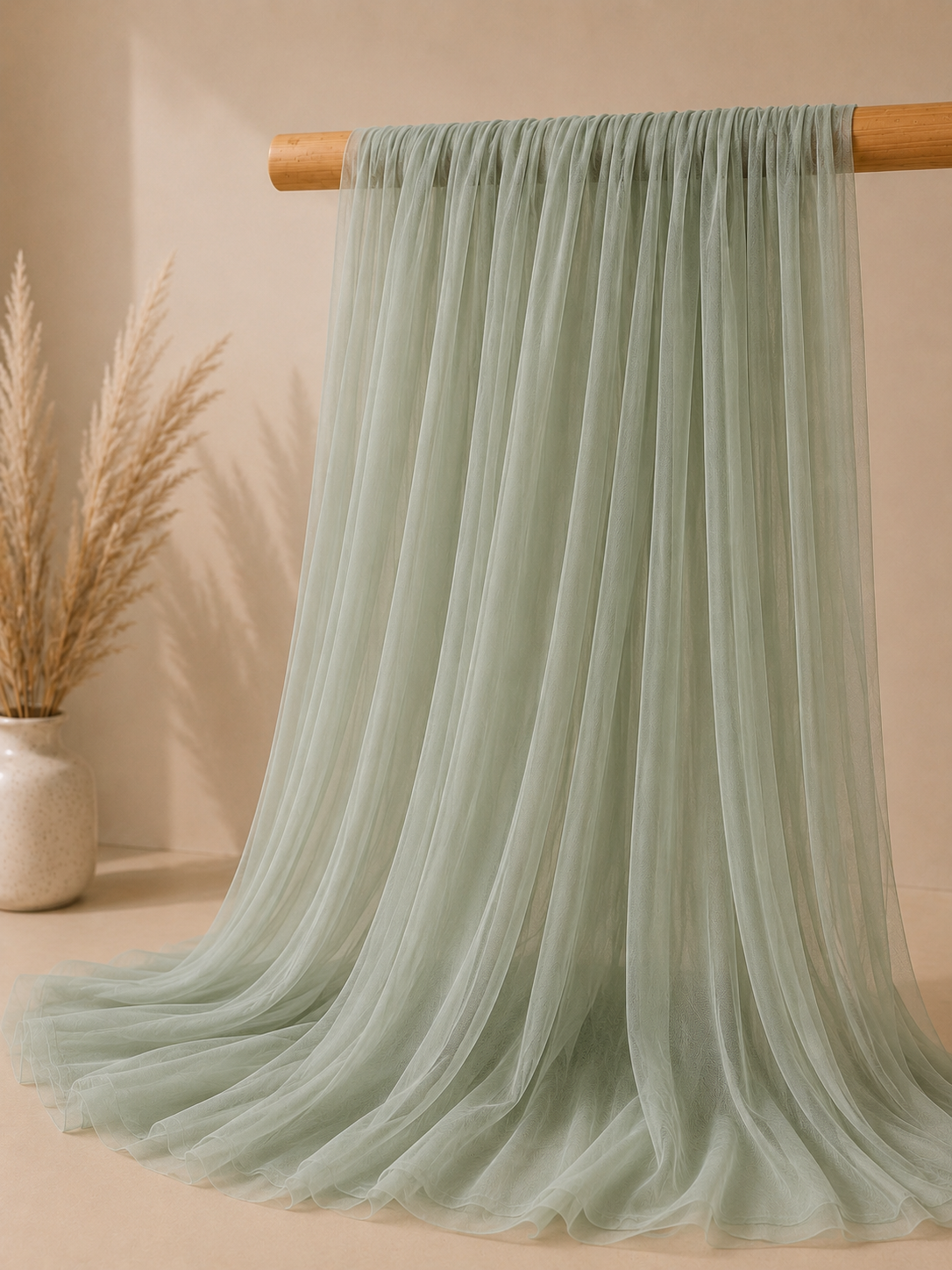 Voilage vert sauge en location pour arche de cérémonie, fond photo ou décoration de salle. Idéal pour un mariage, un baptême, une baby shower ou un anniversaire. Disponible chez Les Jolis Instants sur la Côte d’Opale.
