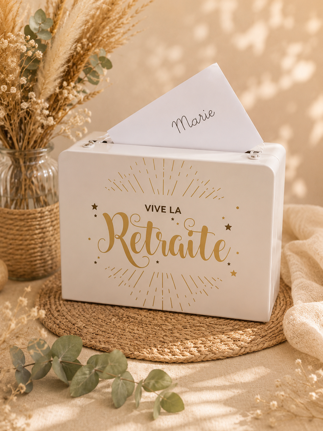 Urne « Vive la Retraite » en location pour célébrer un départ à la retraite. Disponible chez Les Jolis Instants sur la Côte d’Opale.

