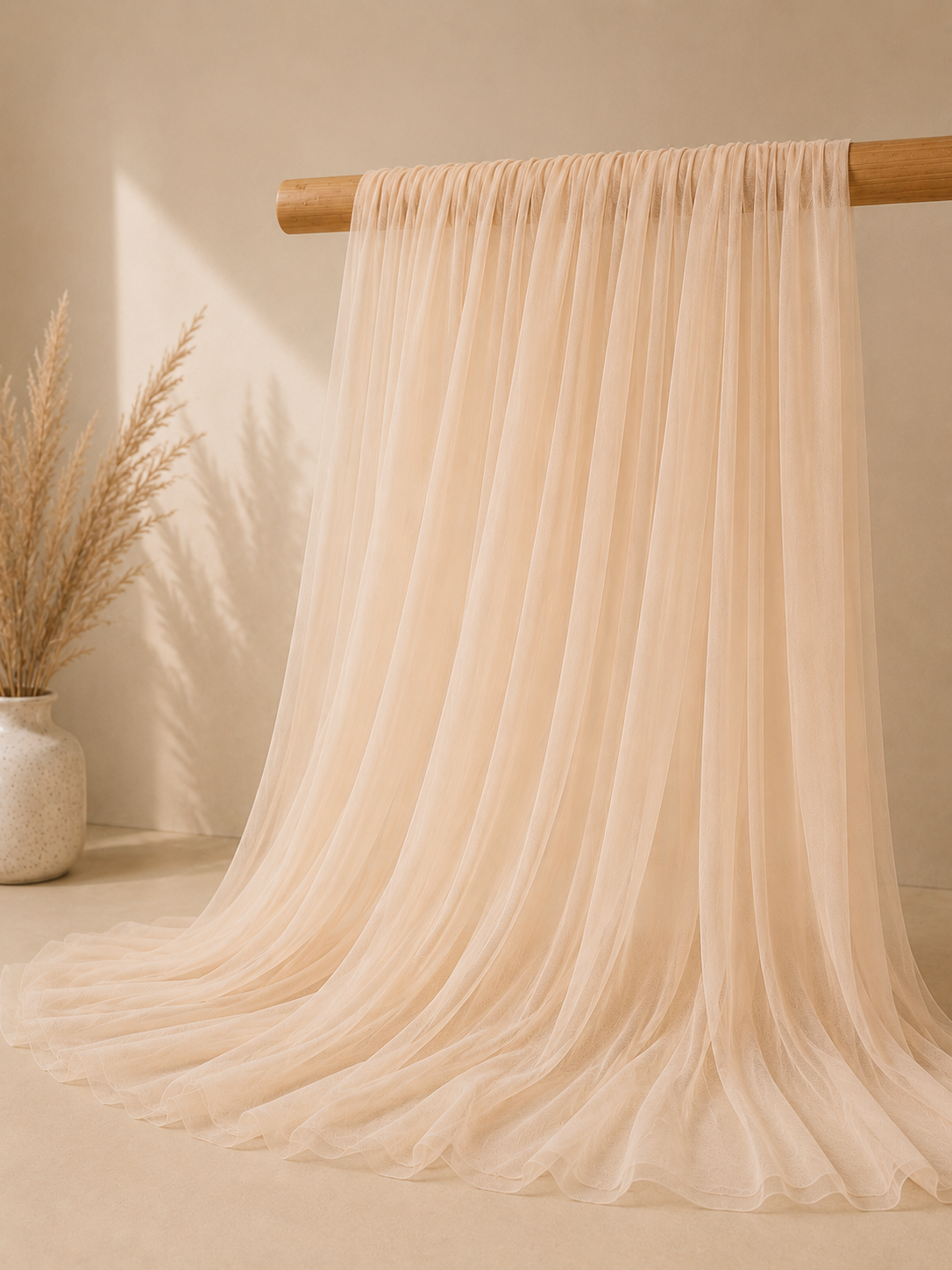 Voilage beige en location pour arche de mariage, cérémonie laïque, fond photo ou décoration de salle. Son style bohème et élégant s’adapte parfaitement à tous vos événements. Disponible chez Les Jolis Instants sur la Côte d’Opale.