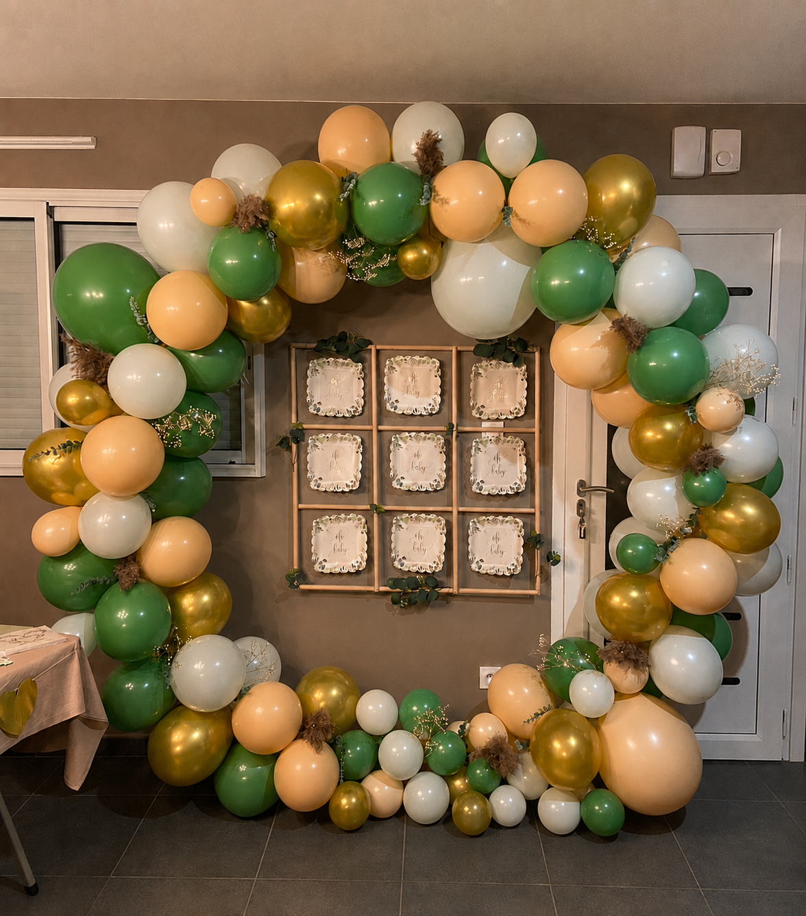 Jeu morpion de révélation du sexe avec arche de ballons vert sauge, beige, blanc et or, disponible à la location pour gender reveal sur la Côte d’Opale.