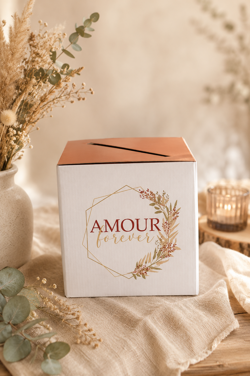 Urne de mariage en location avec inscription « Amour ». Un accessoire élégant pour recueillir les enveloppes et les messages de vos invités lors de votre mariage ou de tout autre événement. Disponible chez Les Jolis Instants sur la Côte d’Opale.