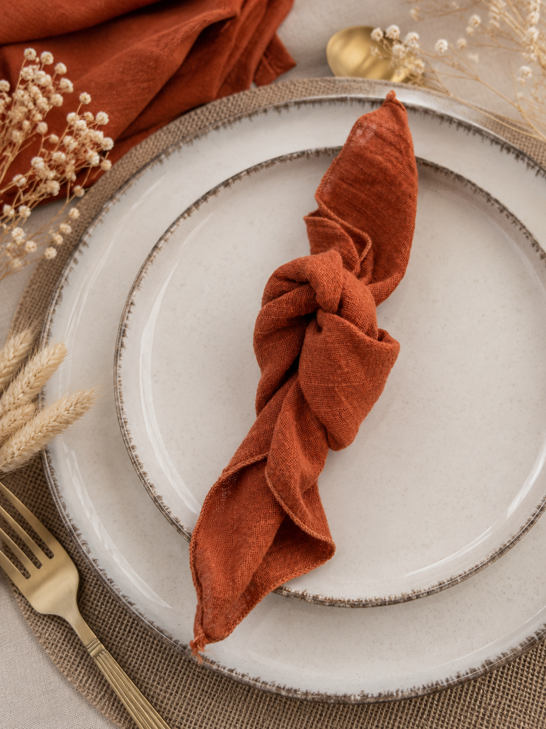 Serviette terracotta en location pour décoration de table de mariage et d’événement.

