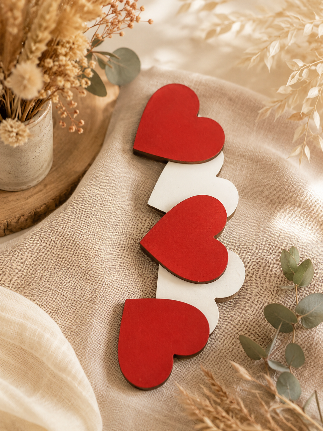 Cœurs en bois rouges et blancs pour décoration romantique.
