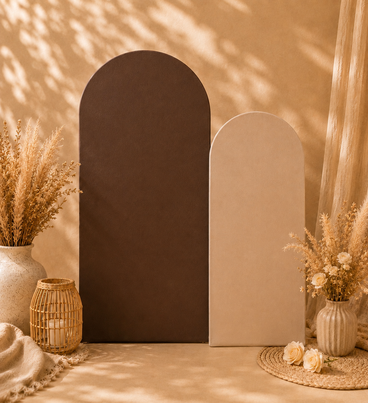 Backdrop Chocolate en location pour mariage, anniversaire, baptême et événements. Son design aux tons chocolat apporte une ambiance chaleureuse, élégante et moderne pour un coin photo ou un décor de salle. Disponible chez Les Jolis Instants