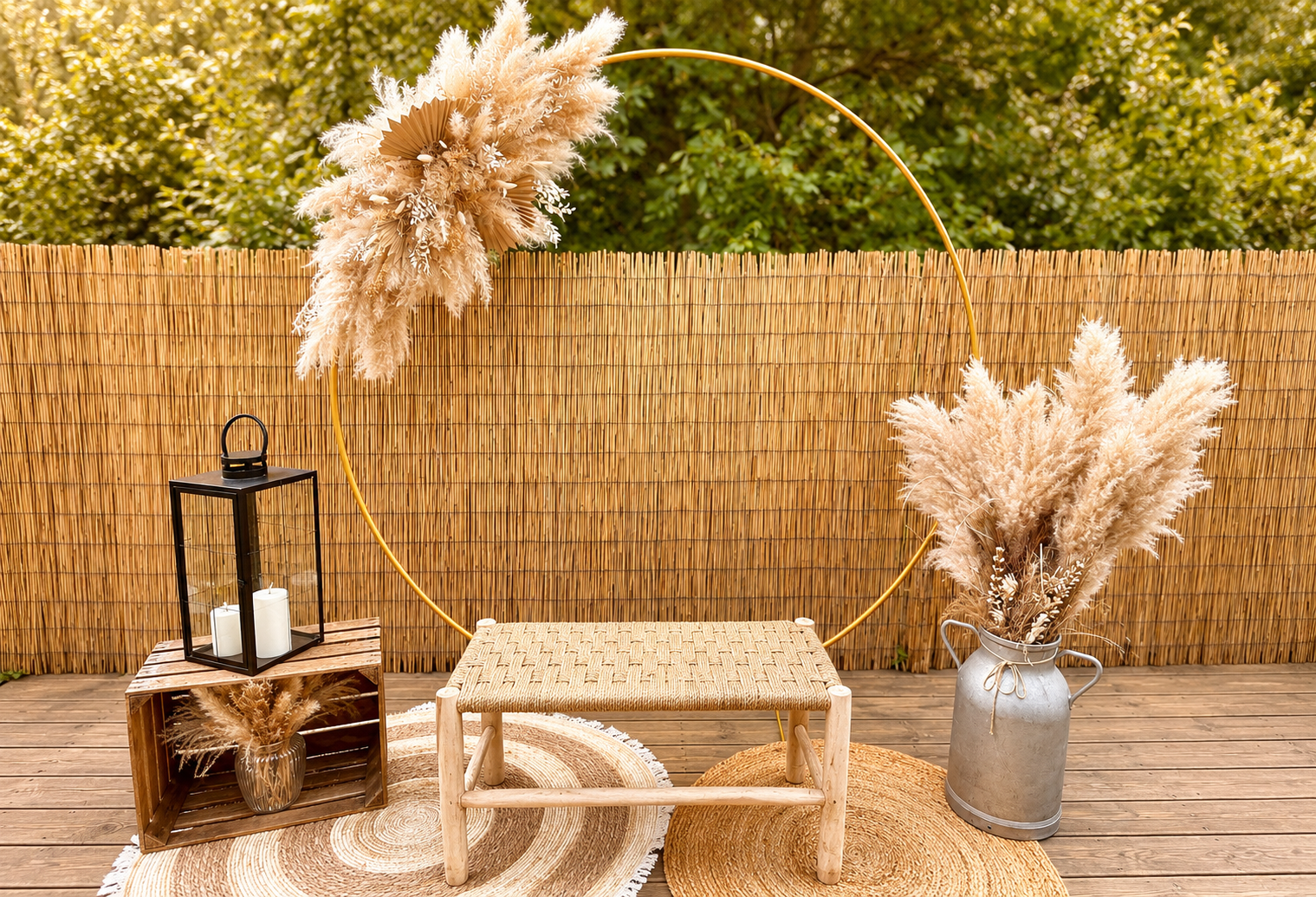 Coin photo bohème avec arche ronde, banc en bois, tapis en jute, pot à lait en métal, pampas et décoration événementielle disponible à la location sur la Côte d’Opale.