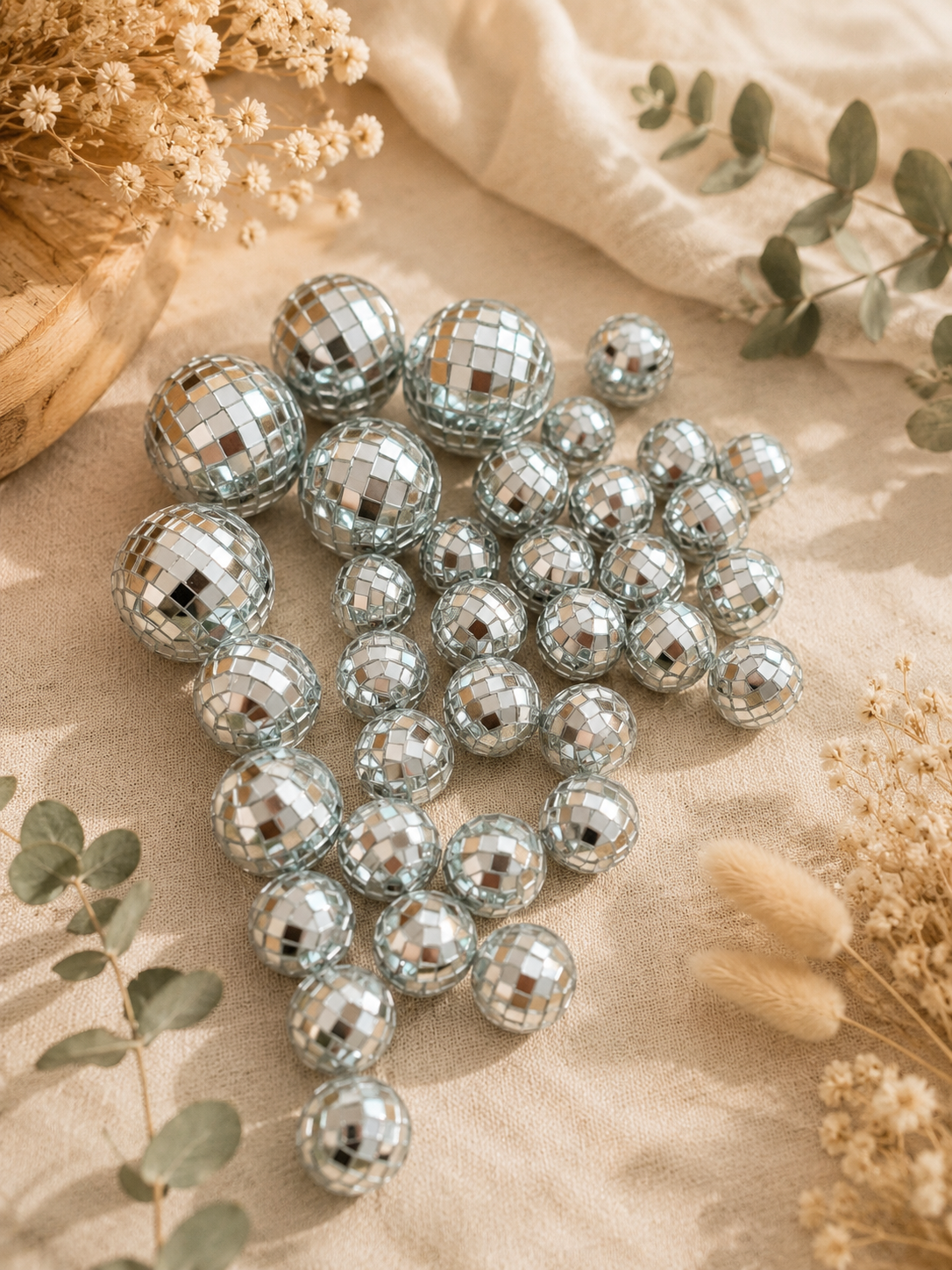 Boules disco argentées en location pour décoration d’événement.
