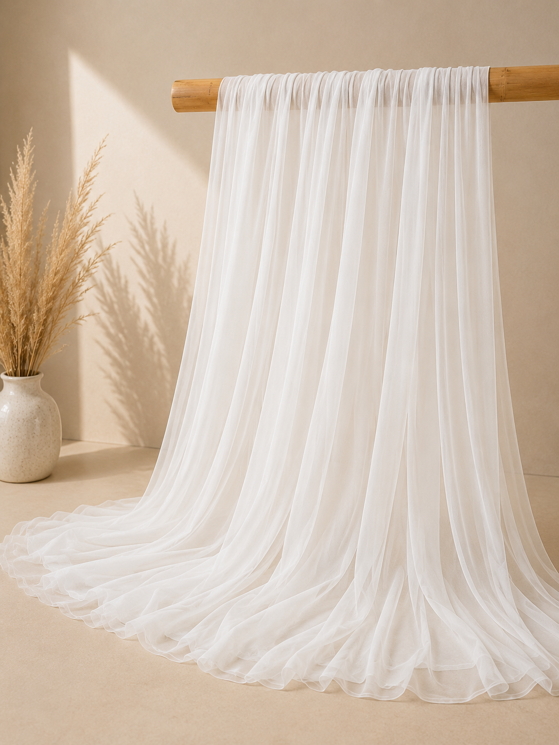 Voilage blanc en location pour arche de cérémonie, mariage, baptême, baby shower et anniversaire. Idéal pour créer une ambiance lumineuse, élégante et raffinée. Disponible chez Les Jolis Instants sur la Côte d’Opale.
