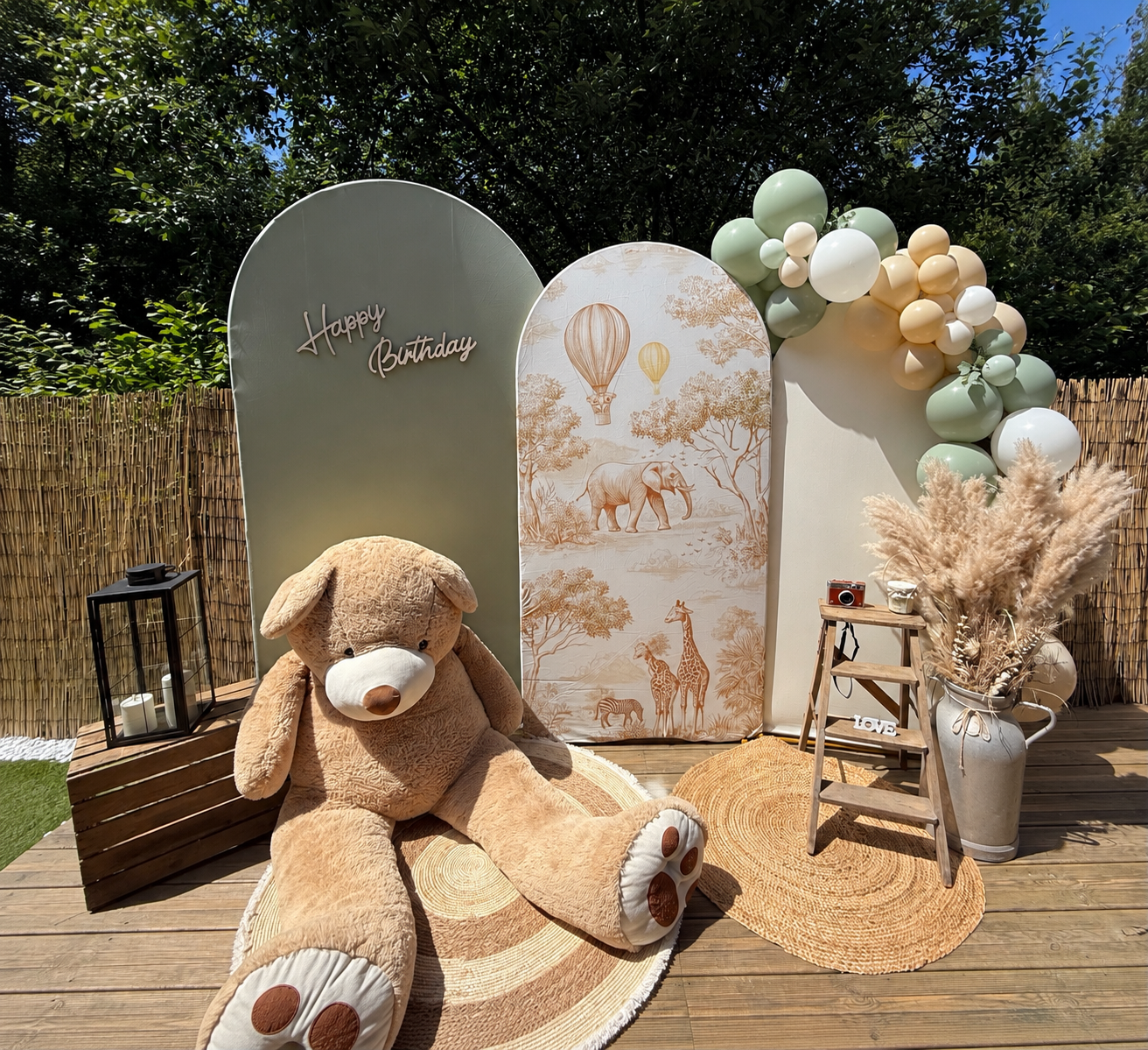 Décoration de baptême avec ours géant, escabeau en bois, ballons beiges et décoration bohème à louer sur la Côte d’Opale.