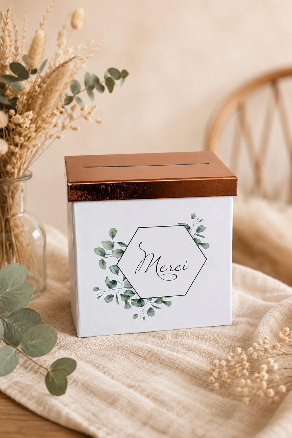 Urne de mariage en location avec inscription « Merci ». Idéale pour recueillir les enveloppes et les attentions de vos invités lors d’un mariage, d’un baptême ou d’un anniversaire. Disponible chez Les Jolis Instants sur la Côte d’Opale.