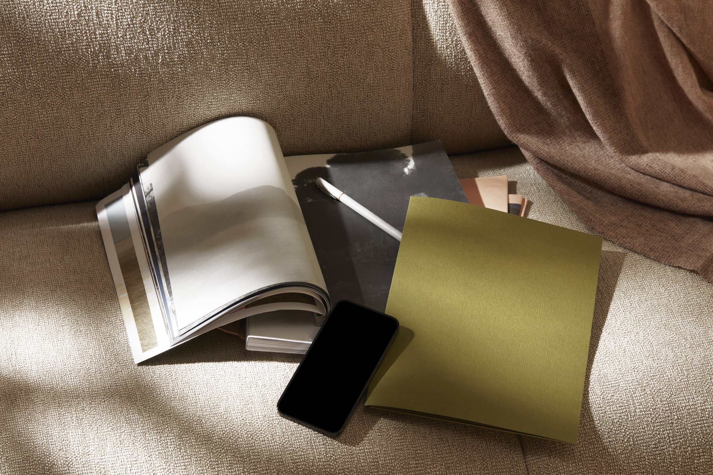 35-DEVICE-IPHONE-BOOKS_1984_02.jpg