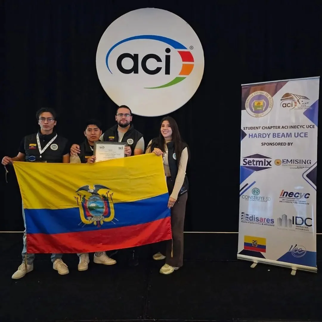 Grupo de cinco estudiantes sosteniendo una bandera de Ecuador y un certificado, en un evento académico, con logos de instituciones en el fondo y un banner a la derecha.