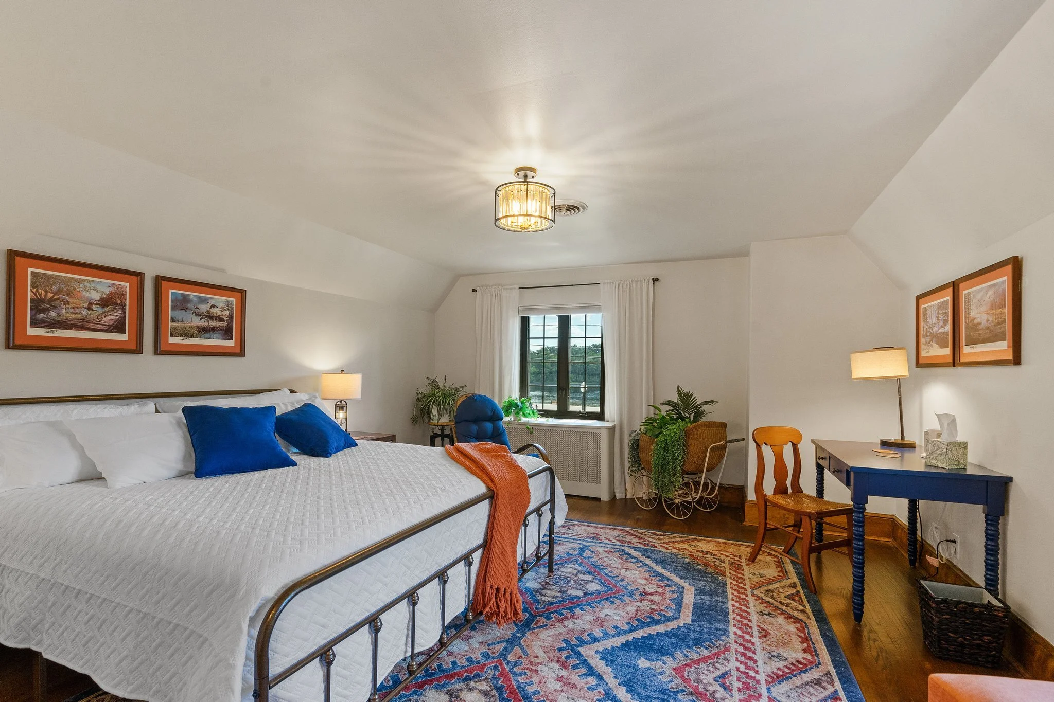 Bird Sanctuary room at Storybook Cottage with king size bed and ensuite bathroom and Hudson River view.