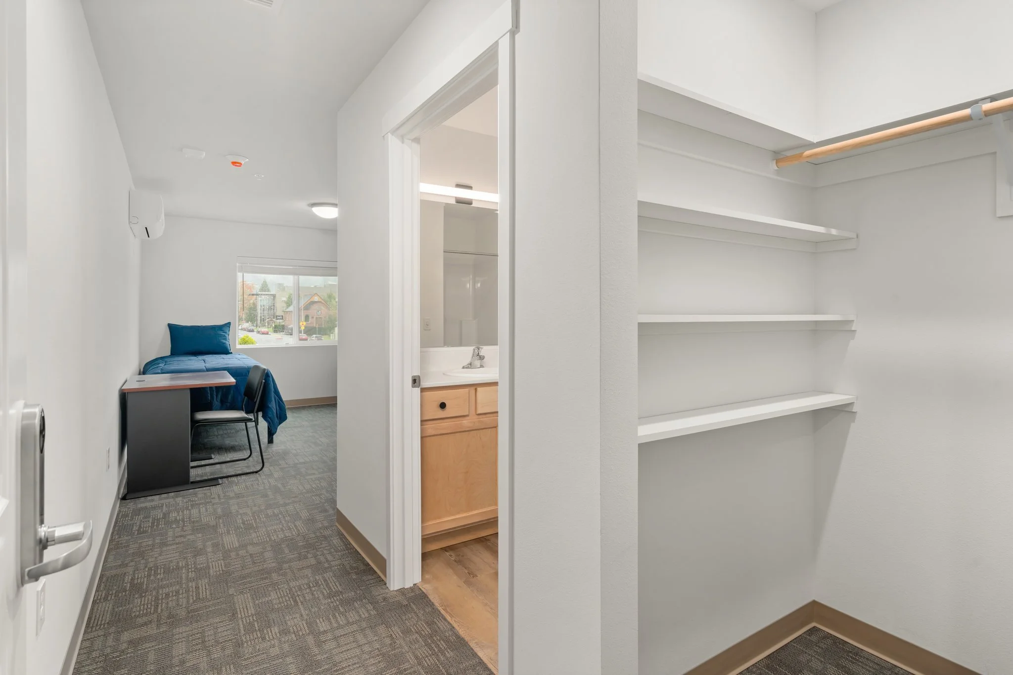 Closet_and_bathroom.jpg