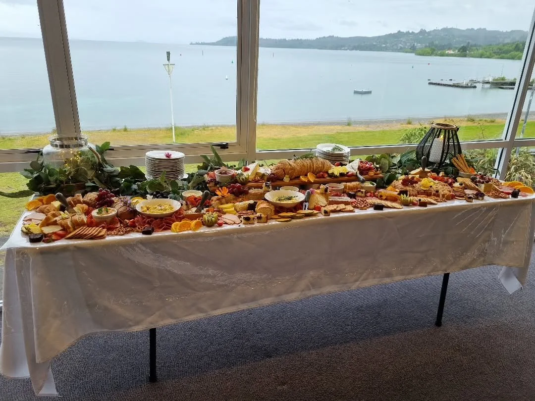 A stunning grazing table overflowing with fresh flavours, vibrant colours, and artisnal delights 🍇🥖