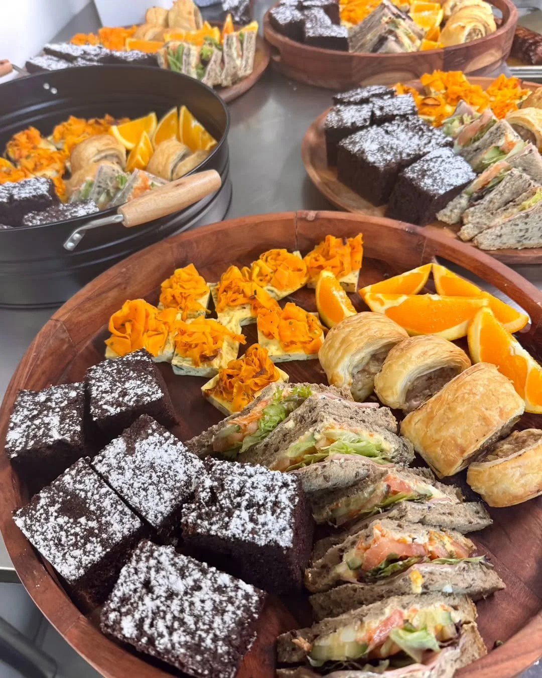 Fuel your next meeting, event, or team day with catering that means business 👔

At Cella, we deliver fresh, delicious, and crowd-pleasing food that will keep your team focused and impressed - from grazing tables to individually packed lunches 🥪

En
