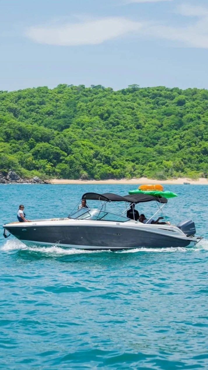 Yate B3 navegando frente a la costa de Huatulco