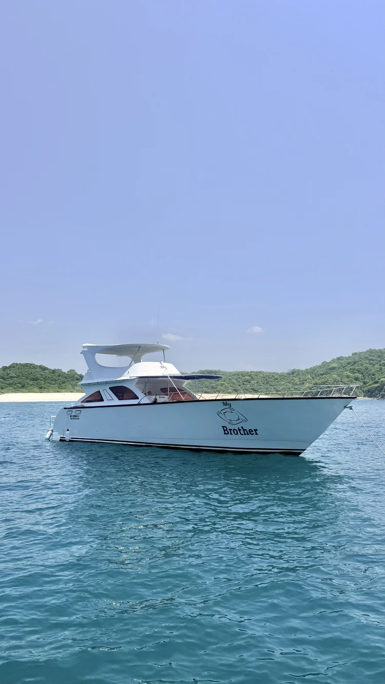 Yate My Brother de 45 pies anclado en una bahía de Huatulco