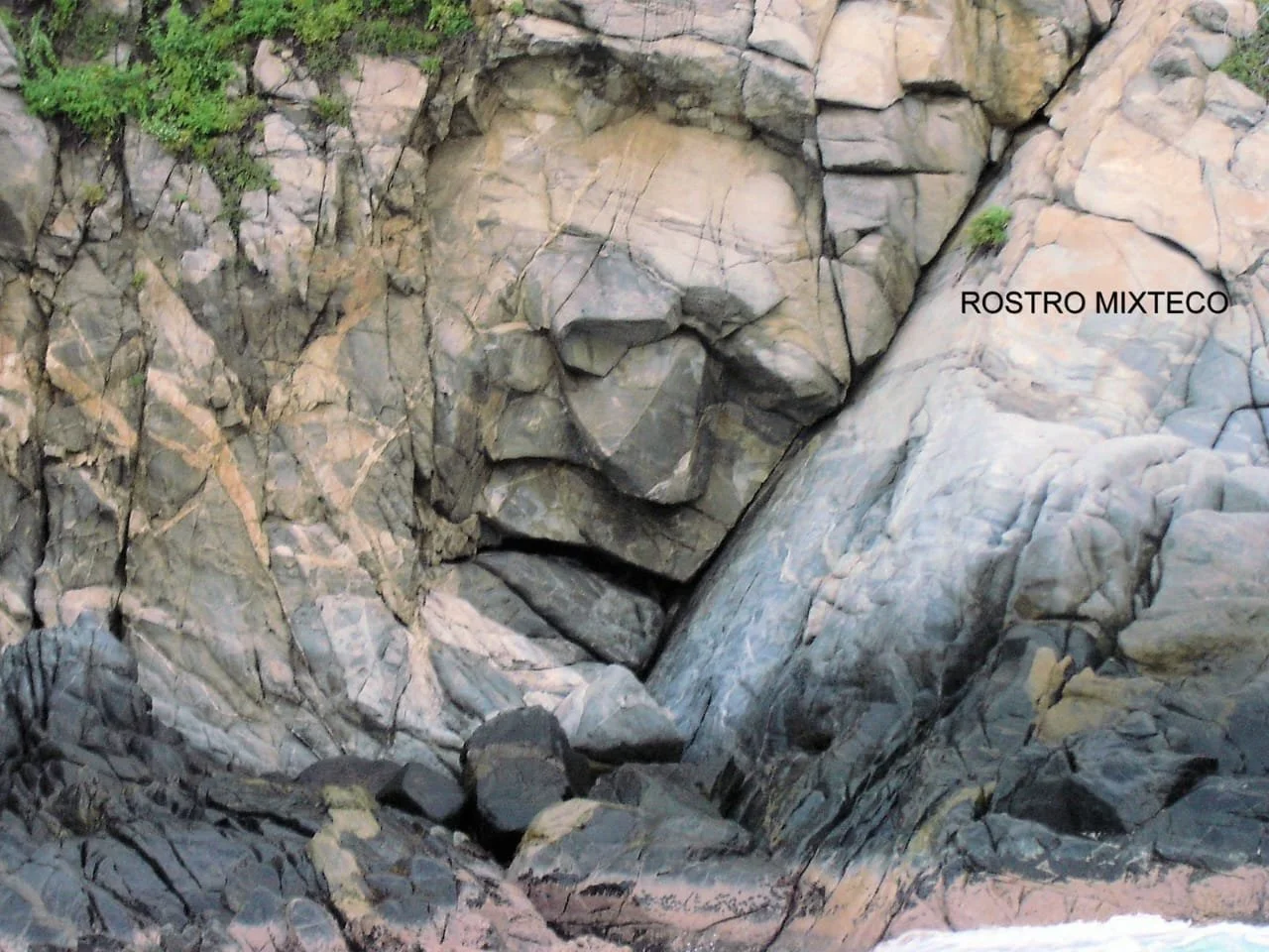 Rostro humano tallado en rocas, llamado 'rostro mixteco'.