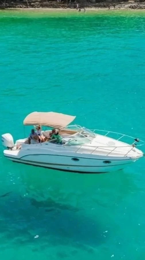 Yate B2 en aguas turquesa de Santa Cruz, Huatulco