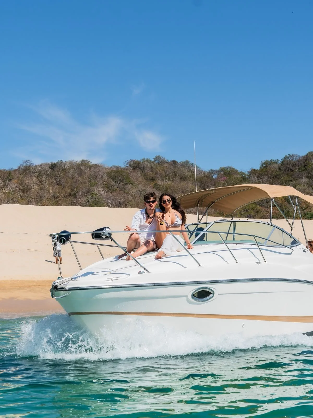 Yate B2 Huatulco expediciones maritimas.jpeg