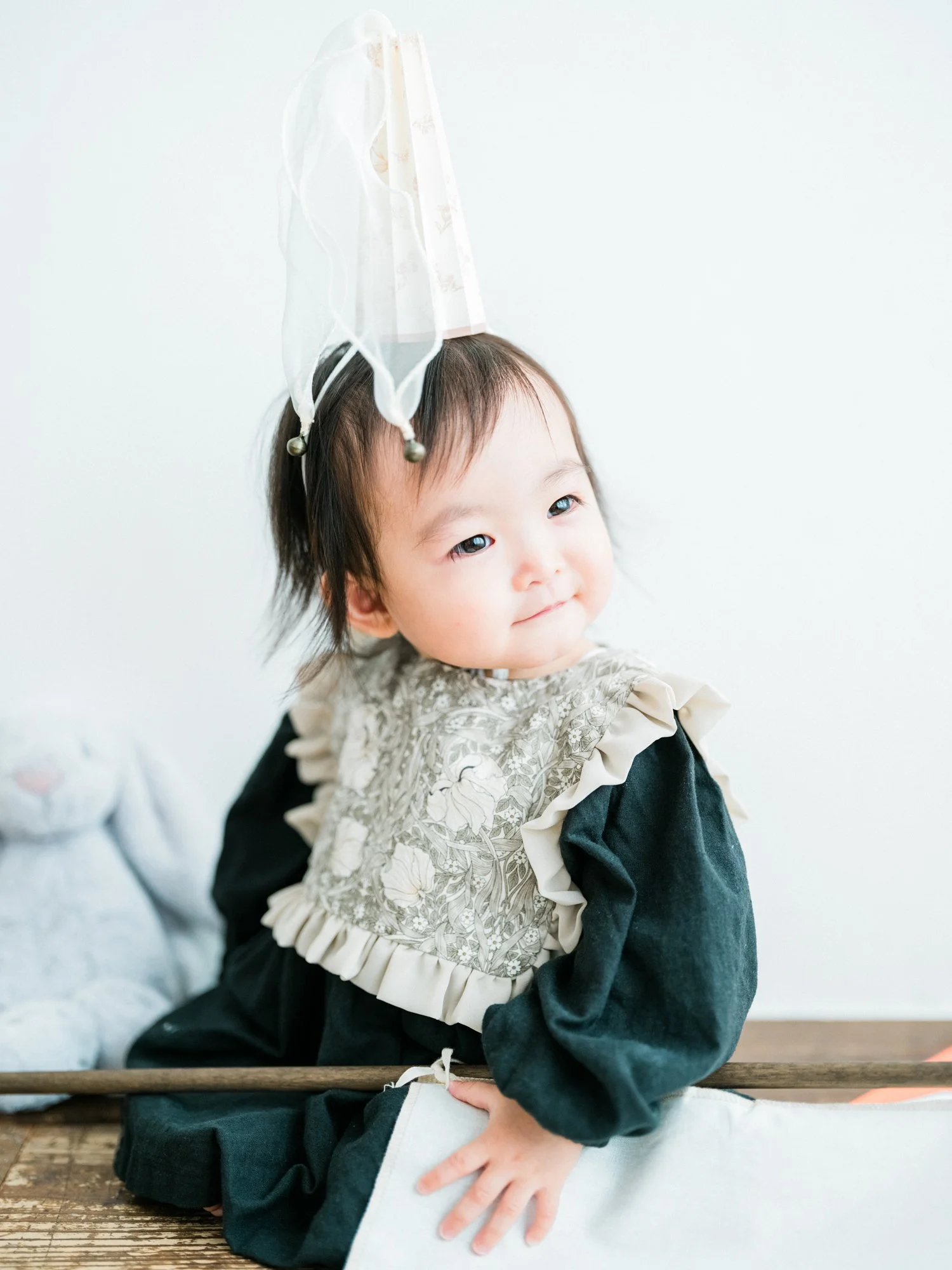 子供がクラウンの頭飾りをつけて、ニッコリしている。